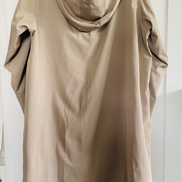 Sue Brett Raincoat vintage size 14W, beige, zipped pockets, like new. - Picture 2 of 3